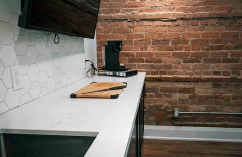Barrie Apartment | Industrial Luxury Living w/17ft Ceilings & King bd
