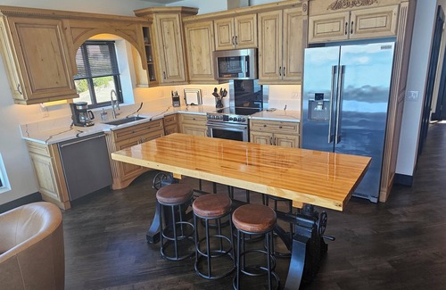 North End Apartment | Industrial modern house with Water Views – Ideal Tacoma Getaway
