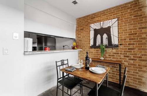Bouldin Apartment | Industrial Oasis Perfect Location Free Pkg
