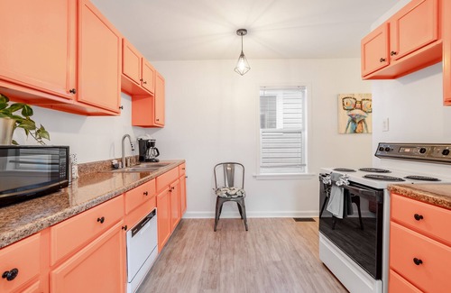 Fountain Square Cottage | Indy Yellow Modern Stylish City Oasis 3BR Retreat with Parking