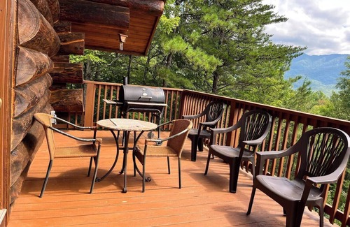 Gatlinburg - Pigeon Forge Cabin | Infinite Views - Secluded w/Mountain Views