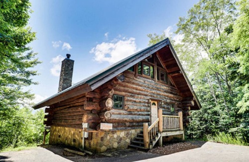 Gatlinburg - Pigeon Forge Cabin | Infinite Views - Secluded w/Mountain Views