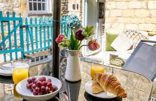 Winchcombe Cottage | Inglenook Cottage, Winchcombe; Dog-friendly Cotswold Retreat with Woodburner