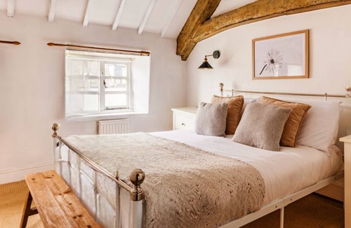 Winchcombe Cottage | Inglenook Cottage, Winchcombe; Dog-friendly Cotswold Retreat with Woodburner