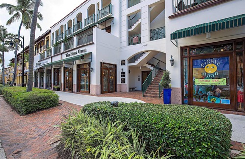 Old Naples Apartment | Ingram Building 5th Avenue South #305