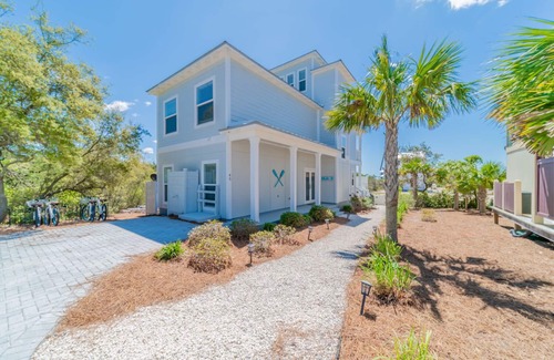 Inlet Beach House | "Inlet Summer" | Walk to the Beach | Includes 2 bikes & Beach Chairs