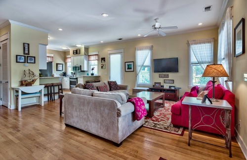 Sunnyside House | "Inn High Cotton" 3 min walk to the beach, updated home in Carillon Beach!