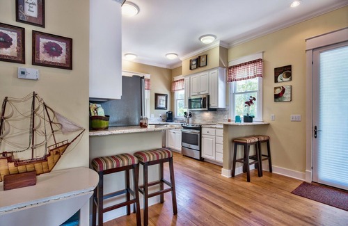 Sunnyside House | "Inn High Cotton" 3 min walk to the beach, updated home in Carillon Beach!