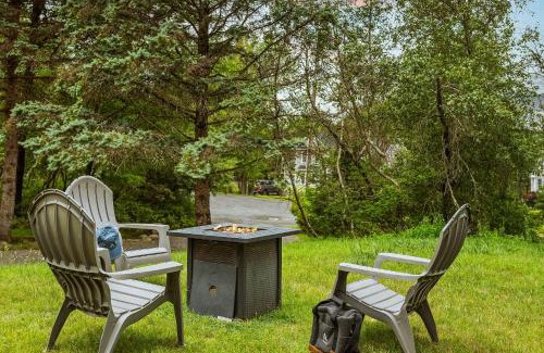 Long Pond House | Inn the Poconos by AvantStay Private Lake Access Enclosed Hot Tub