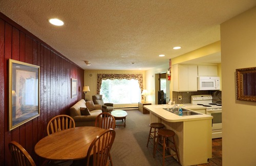 Waterville Valley Condo | Inns of Waterville Valley Condo nextdoor to Townsquare, swimming pond and activities! (106)