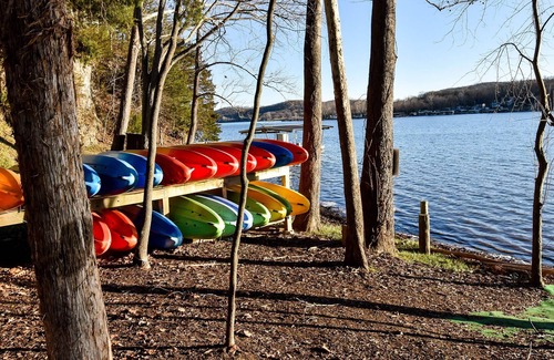 Camdenton Cottage | Inside the premier Old Kinderhook Golf Resort, Pet Friendly and FREE Kayaking