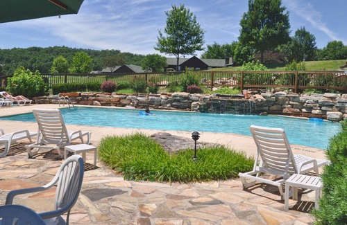 Camdenton Cottage | Inside the premier Old Kinderhook Golf Resort, Pet Friendly and FREE Kayaking
