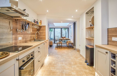 Cowes House | Insignia - Townhouse that sleeps 6 guests in 3 zip and link bedrooms