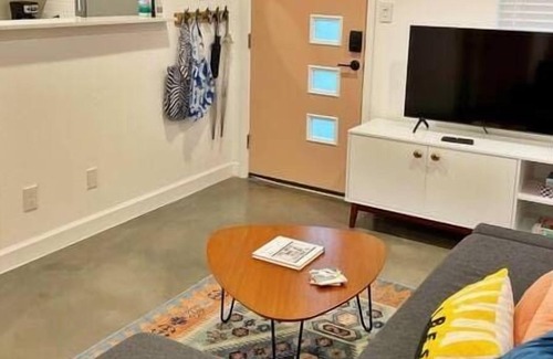 Clarksville Condo | Instagrammable Condo Walkable to All in Austin!