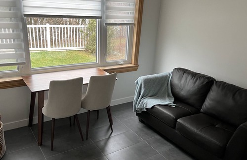 Sherbrooke Apartment | Intimate Bachelor in front of the Lake
