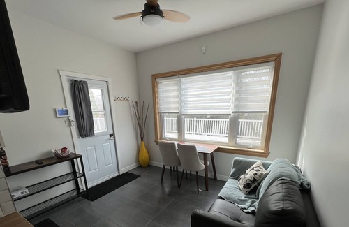 Sherbrooke Apartment | Intimate Bachelor in front of the Lake