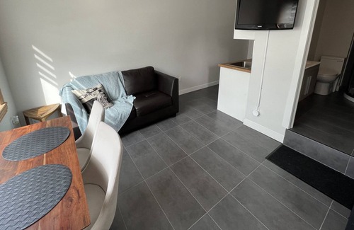 Sherbrooke Apartment | Intimate Bachelor in front of the Lake