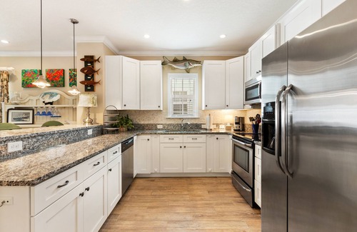 Old Town House | INTO THE MYSTIC ~ Adorable 2 Bedroom, 3 Bathroom Townhome w/Community Pool!