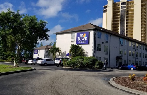 Villas Hotel | InTown Suites Extended Stay Fort Myers