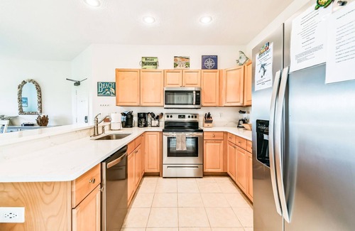 Indian Shores Condo | Intracoastal Condo | 3 min wlk to Beach & Dogs Ok!