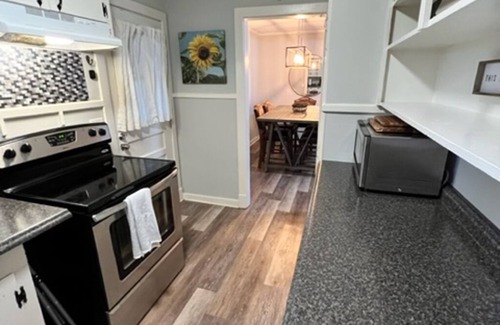 Starkville House | Introducing Sunflower House~2 miles from MSU~comfortable~cozy