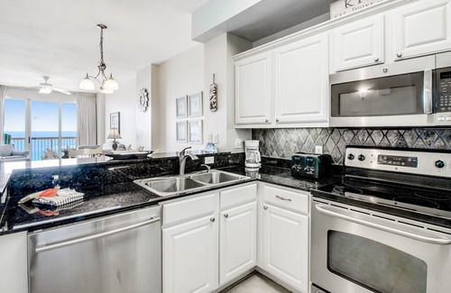 Panama City Beach Condo | Inviting 11th-floor, beachfront condo with pool, hot tub & beach access