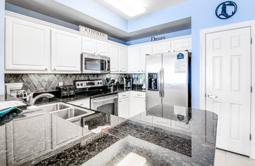 Panama City Beach Condo | Inviting 11th-floor, beachfront condo with pool, hot tub & beach access