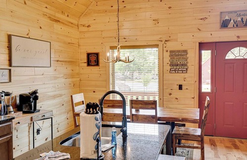 Pittman Center Cabin | Inviting 2- Bedroom Cabin w/Hot Tub