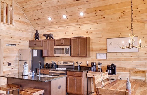 Pittman Center Cabin | Inviting 2- Bedroom Cabin w/Hot Tub