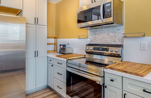 Santa Clarita House | Inviting apartment with tennis, golf, full kitchen, & W/D
