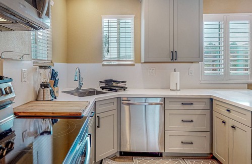 Santa Clarita House | Inviting apartment with tennis, golf, full kitchen, & W/D