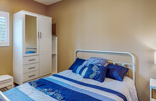 Santa Clarita House | Inviting apartment with tennis, golf, full kitchen, & W/D
