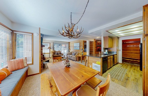 Mammoth Lakes Condo | Inviting condo 500 feet to canyon lodge lifts w/on-site pool, hot tub, sauna