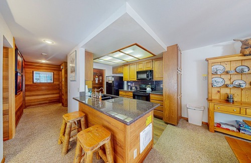 Mammoth Lakes Condo | Inviting condo 500 feet to canyon lodge lifts w/on-site pool, hot tub, sauna