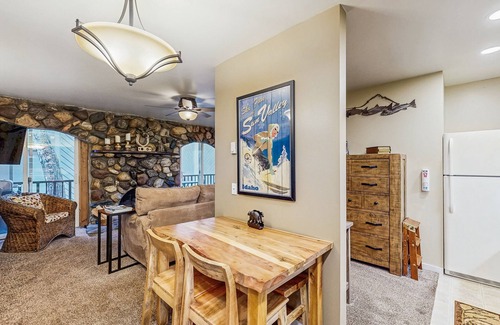 Ketchum Condo | Inviting condo with fireplace, patio, & hot tub - walk to River Run lifts