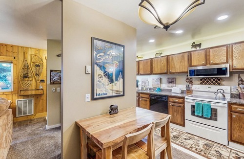 Ketchum Condo | Inviting condo with fireplace, patio, & hot tub - walk to River Run lifts