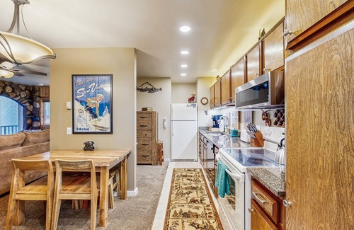 Ketchum Condo | Inviting condo with fireplace, patio, & hot tub - walk to River Run lifts