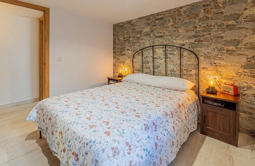 Calabazares House | Inviting cottage with fantastic mountain panorama.