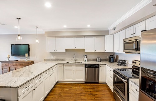 Historic Downtown Savannah Apartment | Inviting Garden Level Condo Near Forsyth Park by Lucky Savannah