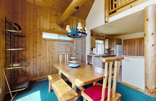 Redmond Ski Chalet | Inviting home w/expansive deck, BBQ grill, & access to Eagle Crest Resort