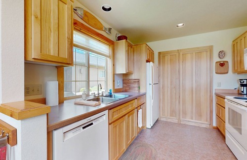 Redmond Ski Chalet | Inviting home w/expansive deck, BBQ grill, & access to Eagle Crest Resort