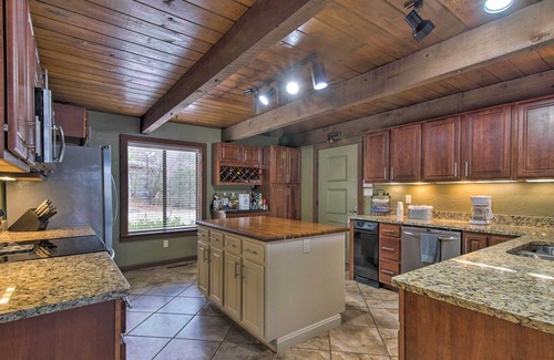 Lampe House | Inviting Home w/ Pool & Hot Tub on Table Rock Lake