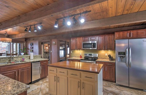 Lampe House | Inviting Home w/ Pool & Hot Tub on Table Rock Lake