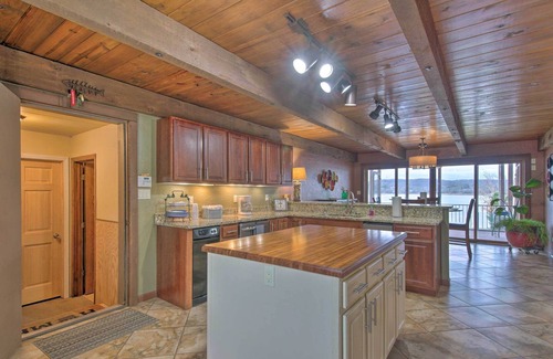 Lampe House | Inviting Home w/ Pool & Hot Tub on Table Rock Lake