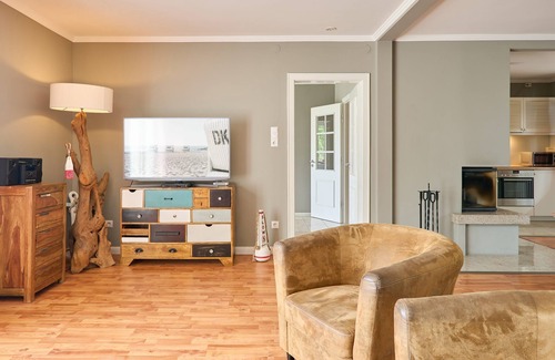 Kellenhusen Apartment | Inviting vacation home Sonnenhof 5 "Dennis"- 240 m to the beach with balcony