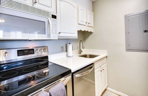 Northeast Virginia Beach Condo | Inviting Virginia Beach Condo w/Community Pool