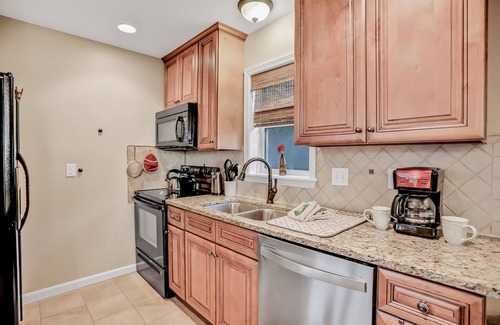 Fernandina Beach Cottage | Inviting waterfront cottage with balcony, firepit, marsh views, & washer/dryer