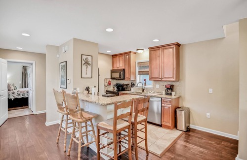 Fernandina Beach Cottage | Inviting waterfront cottage with balcony, firepit, marsh views, & washer/dryer