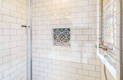 Belfast Apartment | Inviting waterfront home with full kitchen & deck