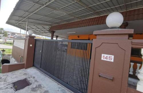 Ipoh House | IPOH Be-Shine TAMAN WANG 13-14pax Homestay with 6Bedrooms, 6Bathroom, 1Living, 1Dining, 1Kitchen with 3Parkings